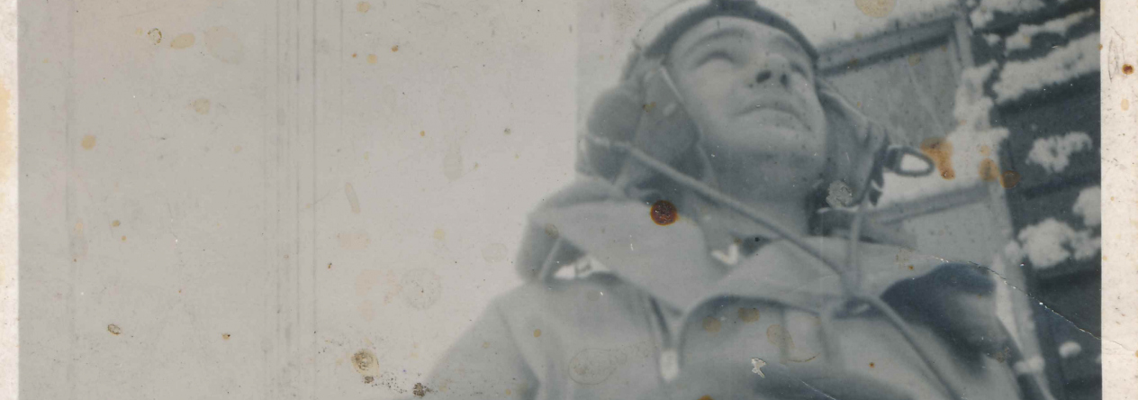 3)	Jediný známý snímek Sgt. Josefa Klváčka u 68. noční stíhací perutě RAF. 