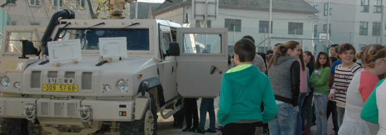 k-nahlednuti-byla-take-vojenska-technika.jpg