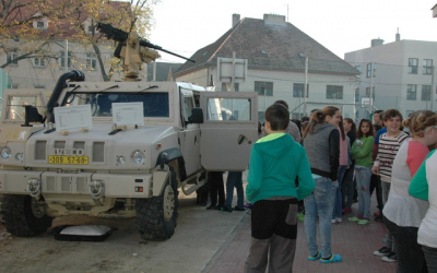 k-nahlednuti-byla-take-vojenska-technika.jpg