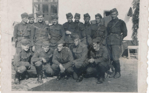 1)	Fotografie olomouckých dragounů, který vznikl v listopadu 1938. Na jeho druhou stranu se Josef Klváček napsal: „Věrní kamarádi až do smrti, snad se jednou pomstíme“. On sám je zachycen klečící první zleva. 
