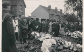 4)	Fotografie z pohřbu F/O Josefa Kloboučníka a Sgt. Josefa Klváčka na hřbitově Wellington v hrabství Shorpshire.