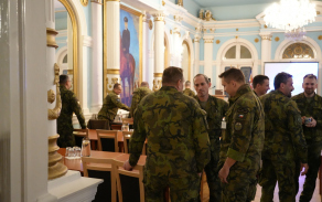 1.	Již před samotným zahájením jednání probíhala mezi účastníky čilá diskuse.