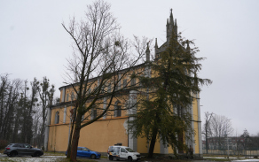 10.	Začaly se stavět již v roce 1853 a disponují i jednou kaplí v objektu kasáren u nás.