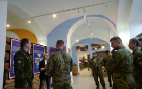 9.	Účastníci využili i příležitost prohlédnout si historické prostory hranických kasáren