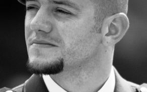 Jedna z mála portrétních fotografií Adriana Wernera jenž padl v operačním nasazení, která vůbec kdy vznikla. Až po tragických událostech v Afghánistánu v roce 2014 bylo přistoupeno ze strany AČR k pořizování portrétních fotografií vojáků před výjezdem do zahraničních operací. 