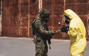 Chemici ke své práci potřebují bojové zajištění