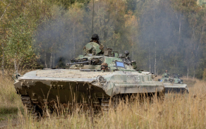 bojova-vozidla-pechoty-bvp-2-pri-presunu-v-terenu-behem-cviceni-moravian-lance-26--foto-7--mb