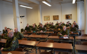 Pro vojáky netradičně, ale spoustu času museli kurzanti strávit na učebnách. Také teorie bylo hodně.