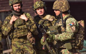 05_cesti_vojaci_si_na_oplatku_zastrileli_z_kalasnikovu.jpg
