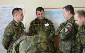 Zleva – zástupce velitele praporu, velitel praporu, velitel brigády