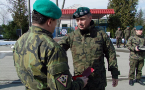 Polský generál předává veliteli praporu certifikát účasti