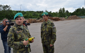 Velitel praporu předává veliteli úkolového uskupení vlajku 71. mpr „Sibiřského“