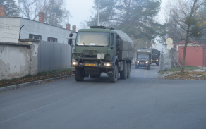 Mlha a vojenská policie doprovázela silniční kolonu