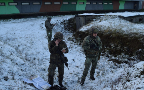 Četa se ocitla v tísni, její velitel se rozhodl pro přivolání letecké podpory  