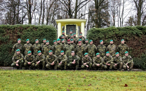 Společné foto u hranického Památníku akademiků