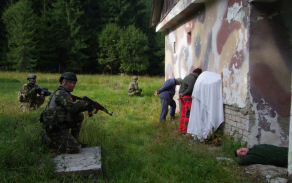 Úkol splněn, zajatci jsou pod dohledem