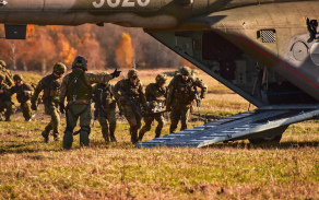 13_soucasti_rozehry_byl_i_transport_ranenych_vrtulnikem.jpg