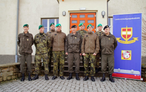Štáb 71. mechanizovaného praporu s velitelem 3. mb. brigádním generálem Habersatterem