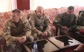 Zástupci TF Buffalo, 5. strážní roty a Afghánské národní armády při jednání s ředitelem sirotčince