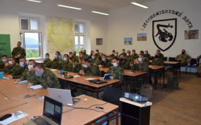 2	Bez takového přístupu nemá smysl, aby dále setrvávali v armádě