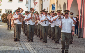 Na náměstí je doprovodila Posádková hudba Olomouc