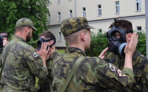 3	Chemičtí instruktoři překontrolovali správné nasazení ochranné masky