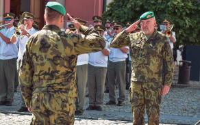 Velitel praporu předal hlášení veliteli Velitelství pro operace