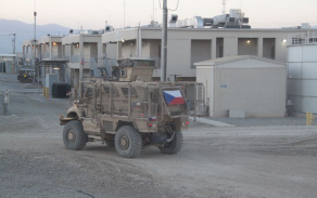  Odjezd vozidla MRAP na patrolu