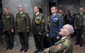 Uctění památky padlých minutou ticha. Zleva: plk. Klínovský, brig. gen. Kožiak, brig. gen. Novosad, genmjr. Mikulenka a genpor. Klemeš