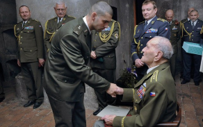 První úspěšný absolovent OS SR čet. Peter Sedliak přebírá ocenění od genpor. Klemeše