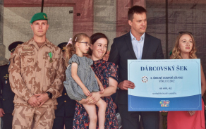 Vojáci předali dalr nemocnému dítěti