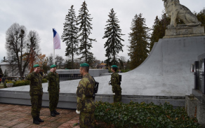 Velitel brigády s vrchním praporčíkem vzdávají čest u dalšího z památníků