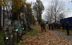 V Hranicích je rozmístěna řada památníků, u všech se uskutečnil krátký pietní akt