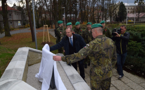 Starosta města a velitel brigády památník slavnostně odhalili