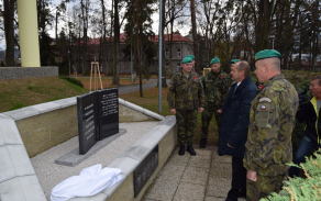 Pan Kudláček vyjádřil uznání velení brigády, že se tak důstojně stará o své novodobé hrdiny