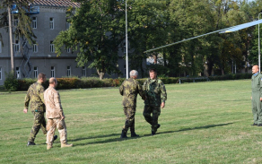 Plukovník Gazda vítá plukovníka Švejdu v hranických kasárnách