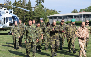 Po příletu se komise přesunula k nastoupené jednotkce