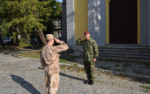 Předseda komise přijal hlášení od velitele 5. SR BAF kapitána Radka Šomana